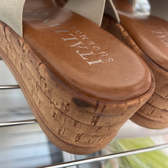 Marcfisher footwear slider sandals 6 1/2 with flowers, made in Italy. - Picture 4 of 9